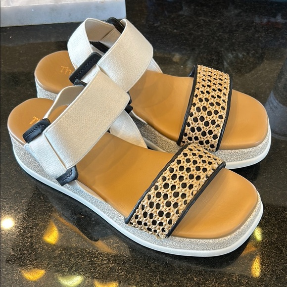 Vera Pelle Cream and Black‎ Contemporary Sandals - Picture 1 of 10